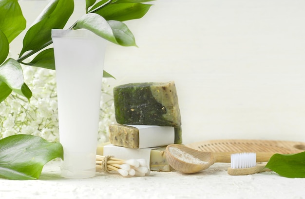 Eco-cosmetische producten witte tubes met natuurlijke crèmes, zeep en fles met essence-olie