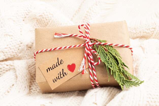 Экологически чистые альтернативные зеленые рождественские подарки, завернутые в переработанную крафт-бумагу