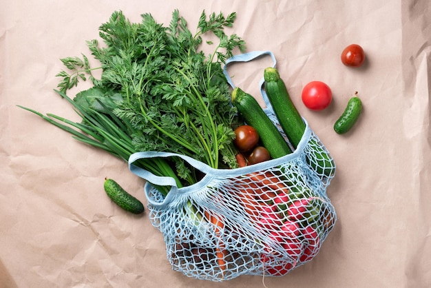 Экологически чистая сетчатая сумка с органическими зелеными овощами Плоский вид сверху Безотходная концепция без пластика Здоровая чистая диета и детокс