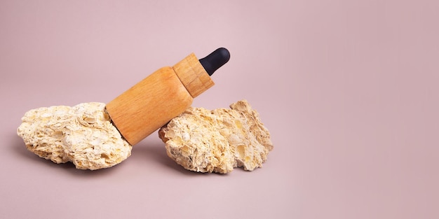 Экологически чистая масляная капельница из дерева на натуральных камнях Хорошо подходит как макет косметики