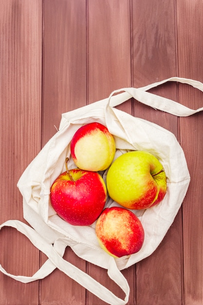 Foto imballaggio ecologico, zero sprechi per acquisti gratuiti di plastica. frutta fresca in sacchetto di tessuto