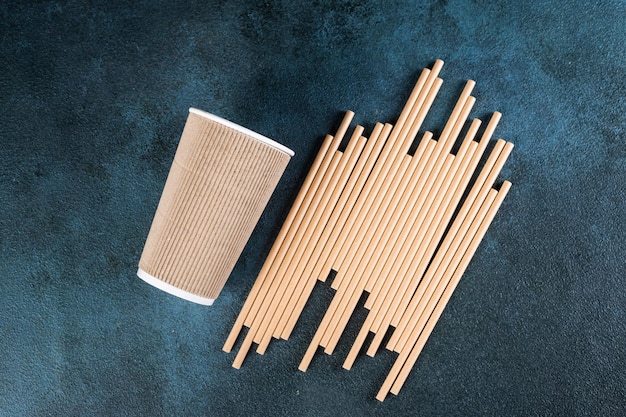 종이컵이 있는 친환경 재사용 가능한 빨대 종이 칵테일 튜브 커피 또는 차를 마시는 크래프트 종이 빨대 일회용 칵테일 튜브 제로 폐기물 개념