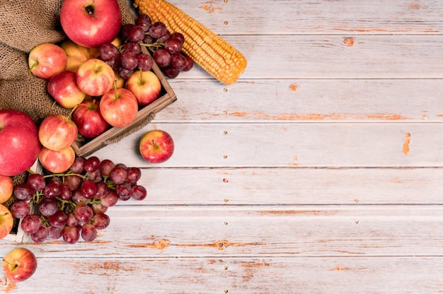 Eco fruit op hout achtergrond in de herfst. Landbouw op oogst hoorn des overvloeds herfstseizoen en thanksgiving day.