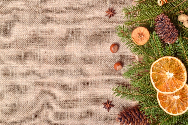 Eco-kerstcompositie gemaakt van natuurlijke stof en natuurlijke ingrediënten.