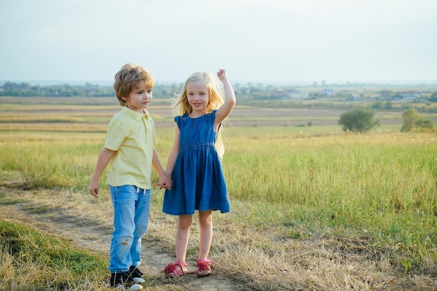 Eco vivere ecologia concetto bambino età del bambino giornata della terra primavera o estate per i bambini del ranch piccolo contadino nel villaggio vita di campagna primavera nel ranch