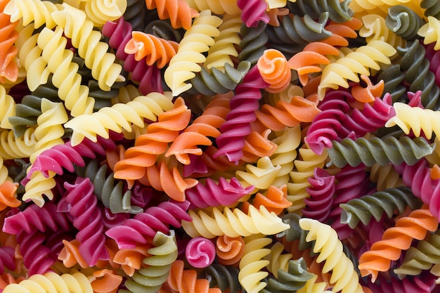 Foto pasta di maccheroni eco in una ciotola di legno su uno sfondo grigio.