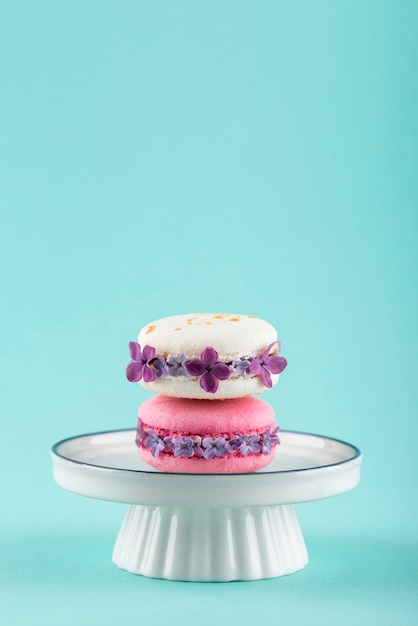 Foto macarons ecologici con assortimento di fiori