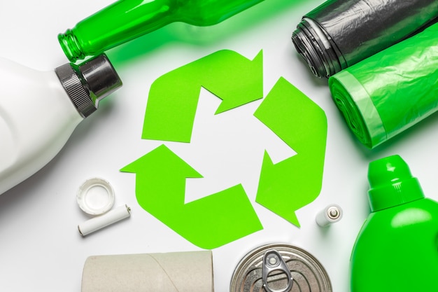 Eco met recyclingssymbool op lijst hoogste mening als achtergrond