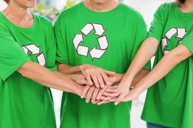 Foto colleghi ecologici che uniscono le mani