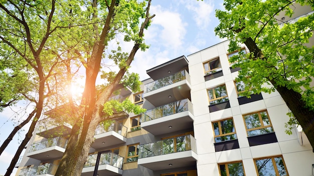 Eco-stad met modern exterieurontwerp van appartementengebouw en landschapsarchitectuur