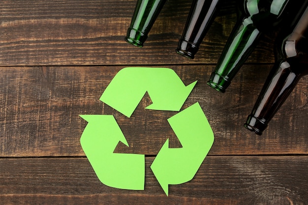 エコシンボル。リサイクル。茶色の木製テーブルのエココンセプト。廃棄物のリサイクル。上面図。