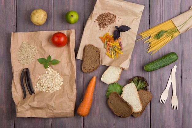 Eco-tassen met producten rijk aan complexe carbohedraten granen brood pasta en groenten
