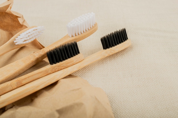 Eco-vriendelijke bamboe tandenborstel. Pastel achtergrond. Geen afval, leven zonder plastic.