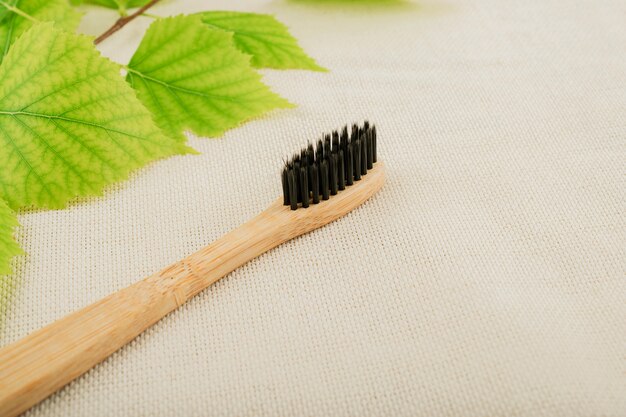 Eco-vriendelijke bamboe tandenborstel. Pastel achtergrond. Geen afval, leven zonder plastic.