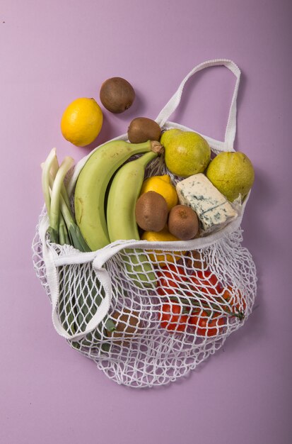 Eco-vriendelijke natuurlijke tas met biologische groenten en fruit.