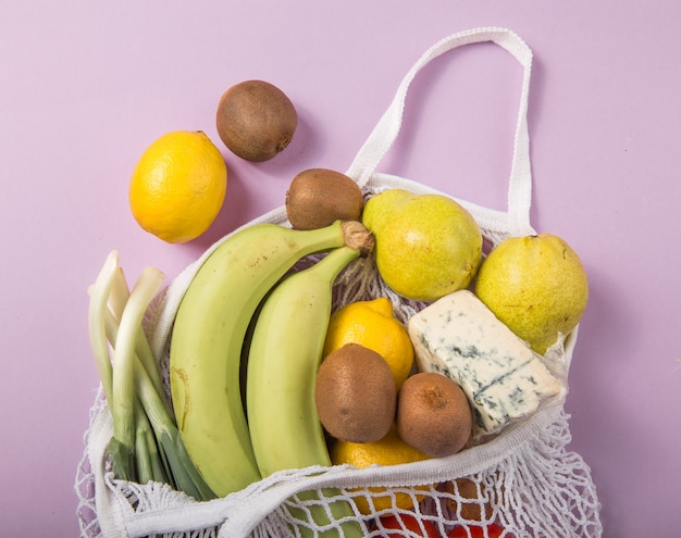 Eco-vriendelijke natuurlijke tas met biologische groenten en fruit.