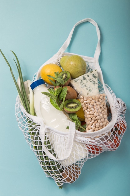 Eco-vriendelijke natuurlijke tas met biologische groenten en fruit.