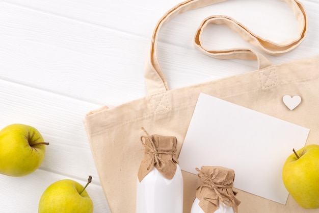 Eco vriendelijke natuurlijke tas met fruit op witte houten tafel