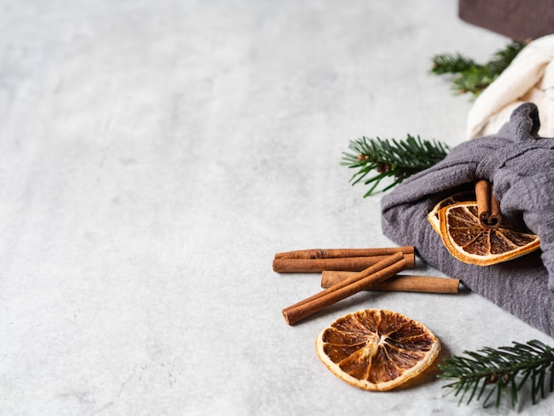 Eco-vriendelijke stoffen herbruikbare geschenkverpakkingen met fir brunch, kaneelstokje en droge sinaasappelschijf. Alternatief herbruikbaar duurzaam cadeauverpakking voor Kerstmis. Geen afvalconcept. Kopieer ruimte