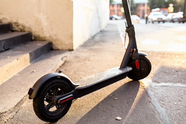 Eco-vriendelijke transport electro scooter stadsvervoer rit