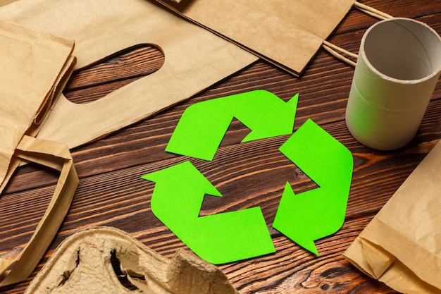 Ecoconcept met recyclingssymbool op de mening van de lijstbovenkant