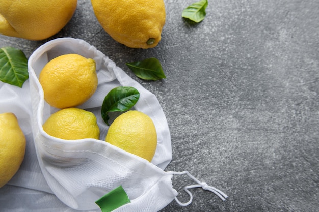 Foto borsa ecologica con limoni maturi