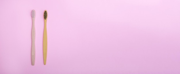 Фото Экологичные бамбуковые деревянные зубные щетки на розовом фоне концепция заботы об окружающей среде отказ от пластика и ноль отходов гигиена и личная гигиена веб-баннер копией пространства