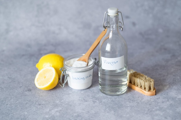Foto prodotti di pulizia ecologici aceto bianco bicarbonato di sodio spazzola di limone