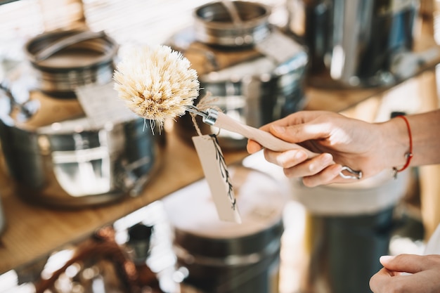 Strumento di pulizia naturale ecologico in un negozio a rifiuti zero plastic free