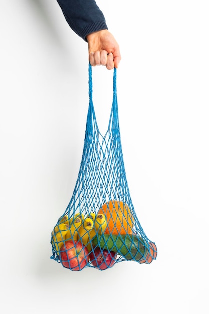 Borsa ecologica con frutta e verdura.