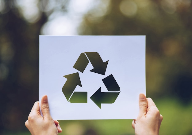 Ecologie concept milieubehoud met handen met uitgesneden papier recycle weergegeven