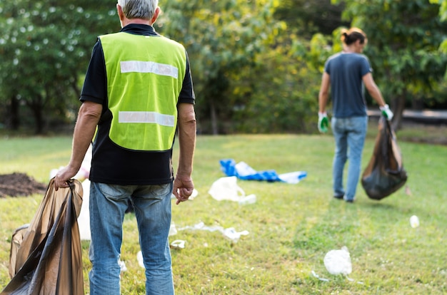 Ecologiegroep mensen die het park schoonmaken