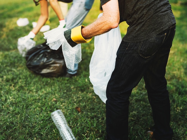 Ecologiegroep mensen die het park schoonmaken