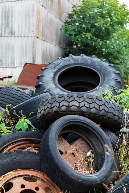 Ecologisch begrip. Oude gebruikte banden in een schrootstortplaats