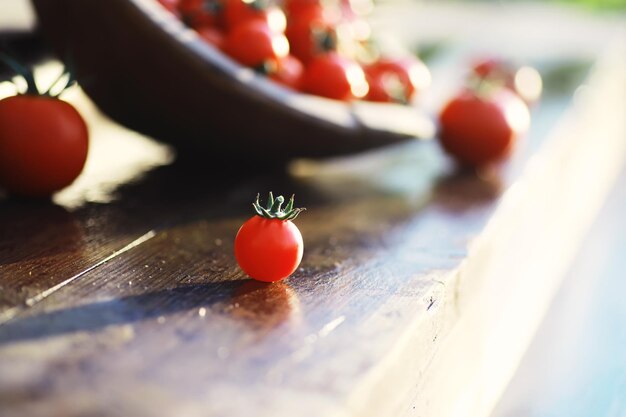 Ecologische verse boerderij cherry tomaten op een houten achtergrond