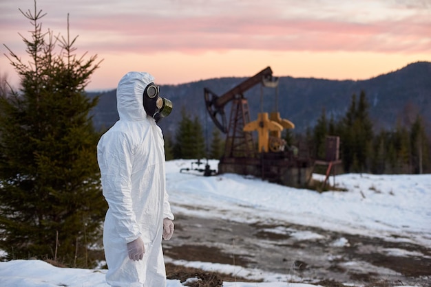 Эколог изучает экологические проблемы на нефтяном месторождении