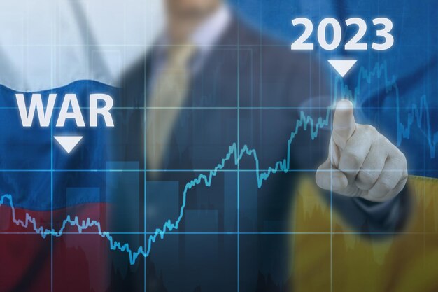 Ripresa economica dopo la ripresa economica della guerra dopo l'invasione della russia in ucraina 2022 grafico di puntamento dell'uomo d'affari piano di crescita futura dell'azienda