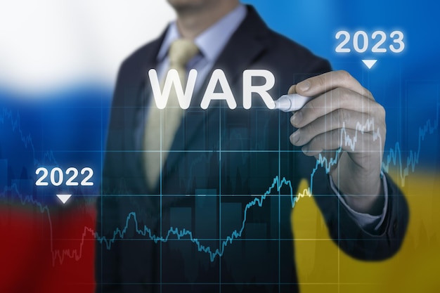 Economisch herstel na oorlog Economische crisis die de wereld in 2022 zal treffen na de invasie van Rusland in Oekraïne Zakenman die grafiekgroeiplan wijst op vlaggen herstart economie na crisis