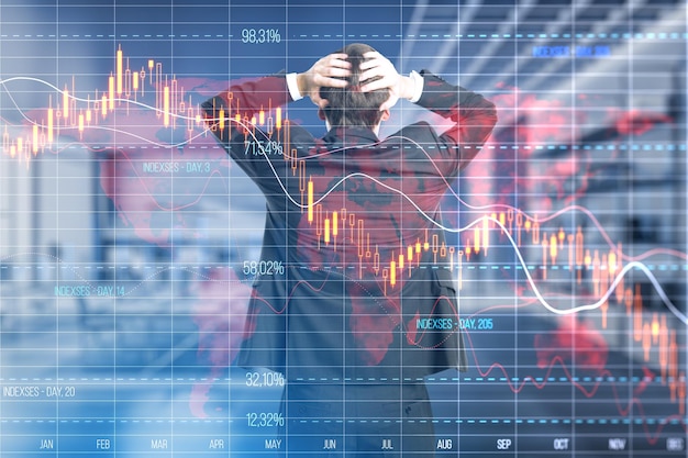 背景の二重露光にデジタル下落する赤い金融チャートのローソク足と図を見て混乱したトレーダーの背面図を持つ経済不況と危機のコンセプト