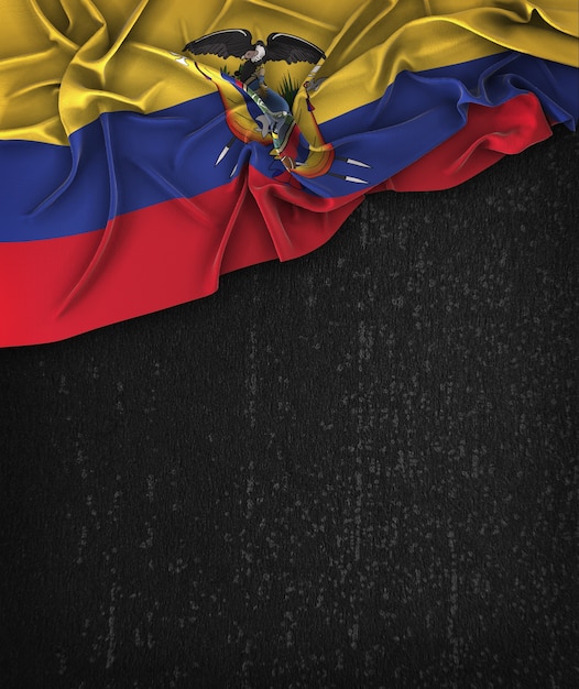 Foto bandiera dell'ecuador su una lavagna nera grunge con spazio per il testo