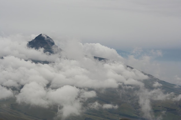 エクアドル山脈の山と谷