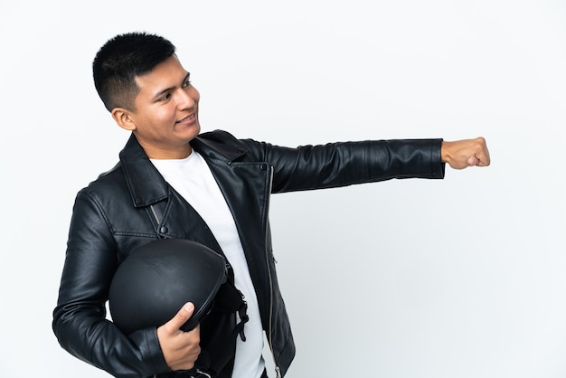 Ecuadoraanse man met een motorhelm geïsoleerd op een witte achtergrond met een duim omhoog gebaar