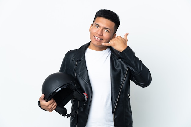 Uomo ecuadoriano con un casco da motociclista isolato su sfondo bianco che fa il gesto del telefono