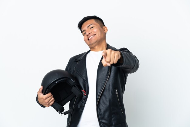Uomo ecudoriano con un casco da motociclista isolato