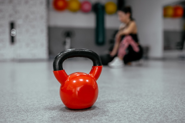 ed kettlebell en vrouw zittend op de vloer