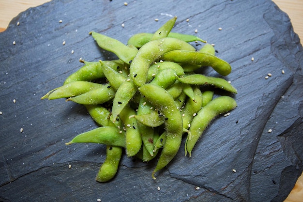 Edamame is een bereiding van onrijpe sojabonen in de peul, gevonden in keukens met oorsprong in East As
