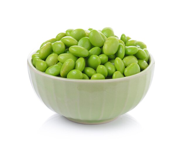 Edamame sojabonen in schalen op witte achtergrond