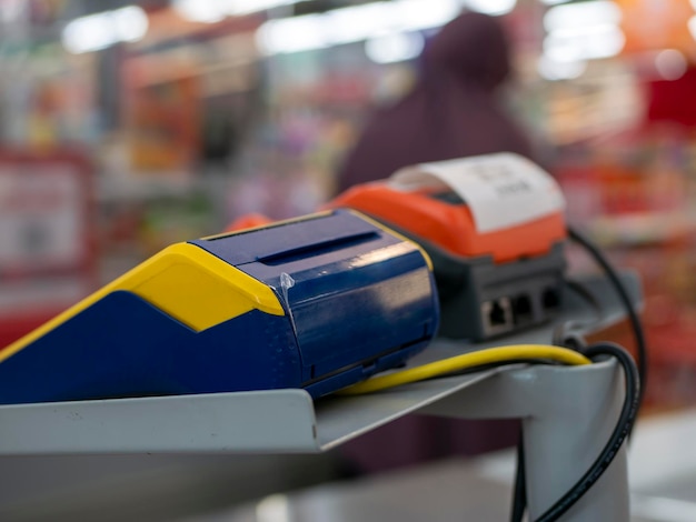 EDC elektronische gegevensverzamelingsmachine voor het betalen van boodschappen in een supermarkt in Indonesië