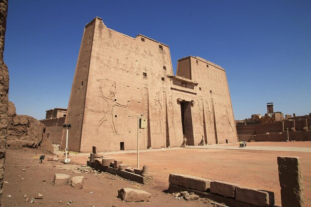 Foto tempio di edfu sul fiume nilo in egitto