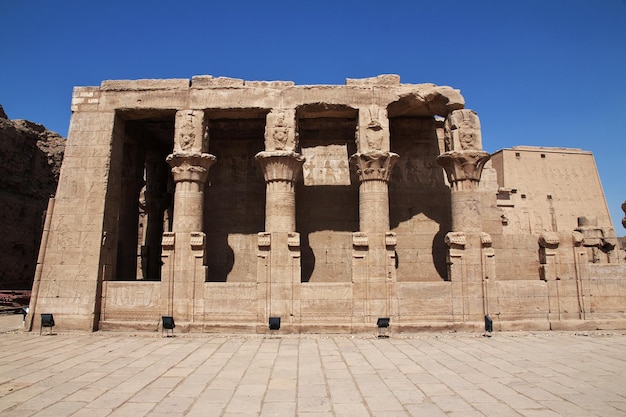 Foto tempio di edfu sul fiume nilo in egitto